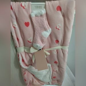 Reversible Heart Throw Blanket Sock Set Valentine's Pink NWT